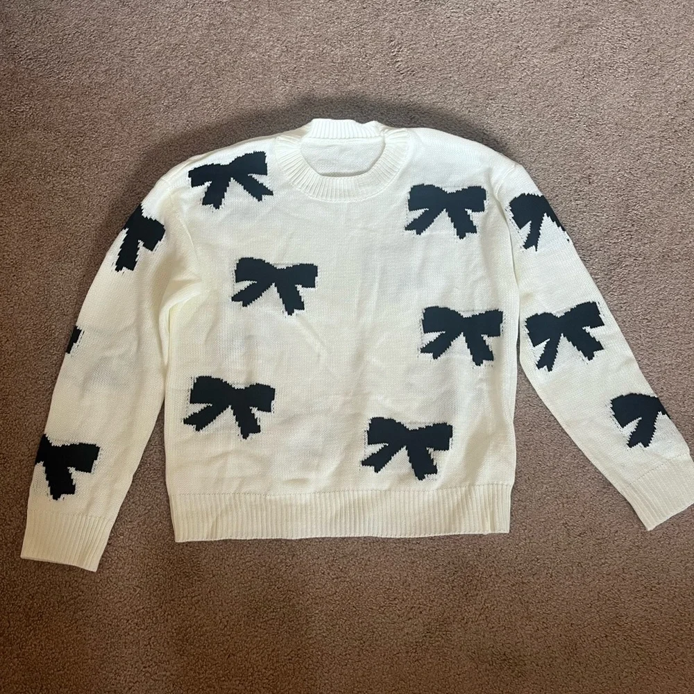 NWOT Women's Cream and Black Bow Sweater - Picture 1 of 2